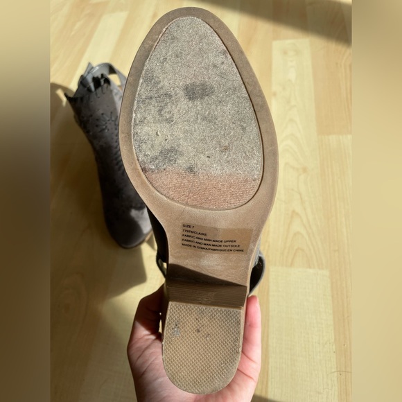 Maurice’s Embroidered Booties - Picture 4 of 4